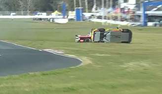 Piloto tranquilizou o público ao ser levado em uma maca