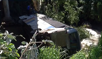 Foi preciso realizar resgate no leito do rio e entre as ferragens