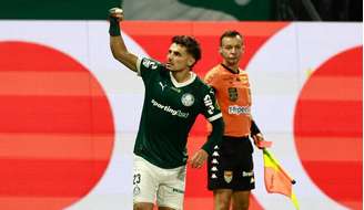Raphael Veiga está de saída do Palmeiras após oito anos