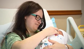Sem saber que estava grávida, mulher dá à luz enquanto trabalhava nos EUA