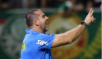 João Martins foi expulso por discutir com Matheus Costa, que também levou vermelho.