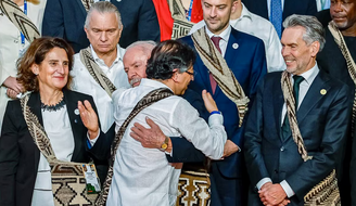 Lula abraça Petro na reunião anterior em Santa Marta, em novembro passado 