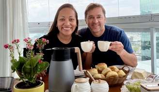 Fabíola de Paula e Mário Bonella repercutem as notícias do dia enquanto tomam café da manhã