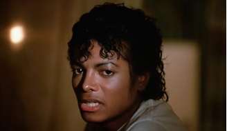 Michael Jackson sofreu acidente com queimaduras, retratado em sua cinebiografia.