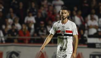 Domingos Duarte, zagueiro do São Paulo, sofre rompimento do ligamento cruzado anterior do joelho direito e não deverá jogar mais em 2026