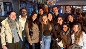 O animado grupo que se reuniu em Paris para o aniversário dos trigêmeos