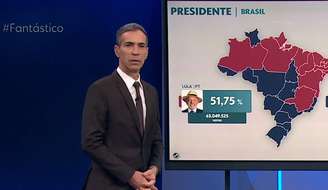 César Tralli após anunciar a vitória de Lula (PT) na 'Marcha da Apuração'