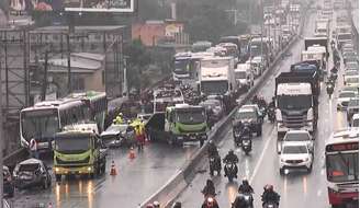 Acidente aconteceu, por volta das 6h, no sentido Rio de Janeiro da Rodovia Presidente Dutra, em São João de Meriti.