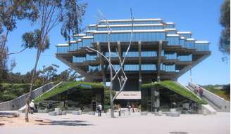 Biblioteca Geisel, Estados Unidos. Além de ser a principal biblioteca da Universidade de San Diego, a Biblioteca Geisel é uma das mais importantes e modernas do planeta. Inaugurada na década de 70, parece uma nave espacial, e já foi usada como cenário de diversos filmes de ficção científica