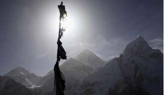 <p>Na foto, vista do Everestem 2011. Equipe de emergência faz busca por corpos de desaparecidos após avalanche matar 13 guias de escalada</p>