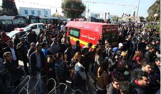 <p>Pessoas cercam ambulância que transportava vítimas de ataque na Tunísia</p>