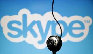 Câmera em frente ao logotipo do Skype, em fotografia ilustrativa.  26/05/2015
