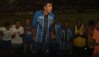 Jogadores do São Carlos comemoram a classificação para a fase de oitavas de final