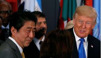 Shinzo Abe ao lado de Donald Trump