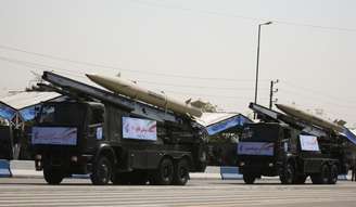 Veículos militares transportam mísseis Fateh 110 durante parada militar em Teerã