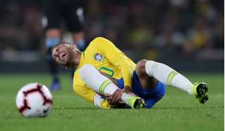 Aos 40 minutos do segundo, Cavani derrubou Neymar numa falta na lateral esquerda do ataque brasileiro; o atacante da seleção demonstrou muita dor, mas logo voltou ao jogo