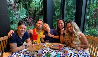 Neymar posa com filho, mãe, irmã e "parça"