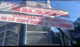 As faixas colocadas demonstram que o cenário político ainda está agitado na Raposa-(Reprodução)