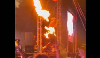 Roupa de Djonga pega fogo em show