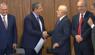 Tarcísio brinca e agradece Lula por investimento de bancos públicos