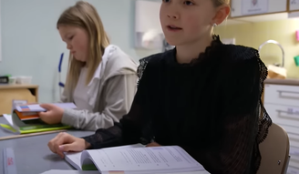 Alunos suecos usam livros físicos pela primeira vez na sala de aula; vídeo 