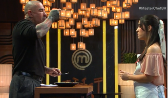 Fogaça experimenta prato com alho preparado por participante do 'MasterChef"