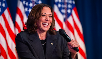 Kamala foi a segunda mulher negra a se eleger senadora nos Estados Unidos e em 2021 se tornou a primeira pessoa negra e de origem asiática a ocupar o posto de vice-presidente dos EUA