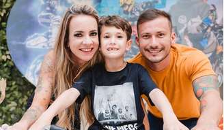 Aline, Bento e Eduardo em comemoração dos sete anos do garoto