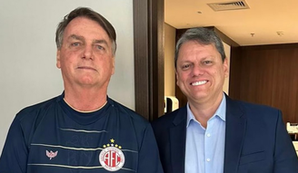 O presidente Jair Bolsonaro (PL) e o governador Tarcísio de Freitas (Republicanos) no Hospital Vila Nova Star, na zona sul de São Paulo, em visita em 2023 