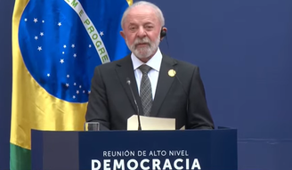 "Democracia não se constrói da noite para o dia, zelar pelos interesses coletivos é uma tarefa permanente. Vivemos uma nova ofensiva antidemocrática", disse Lula












