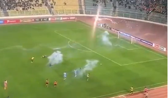 Torcedores dispararam fogos de artifício em direção ao gramado