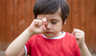 Coçar os olhos com muita frequência é um dos sinais que merecem atenção