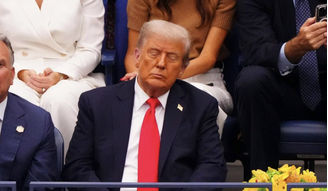 Trump foi flagrado de olhos fechados durante a final do US Open