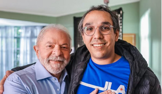 Empresário Francisco Kértesz, sócio do ministro da Comunicação Sidônio Palmeira, tira foto com presidente Lula durante a campanha eleitoral de 2022