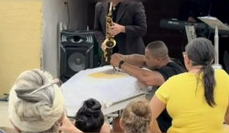 Suspeito de jogar mulher do 10º andar de prédio em SP levou flores e chorou no velório dela