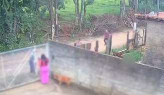 Câmera de segurança de um vizinho registrou o momento que a criança é arrastada pelo cão