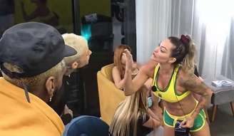 Momento em que Laura Keller levantou a mão para Mano Alemão