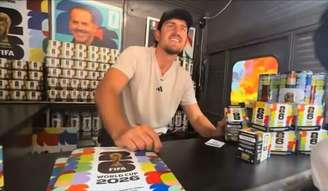 Harry Maguire distribui figurinhas da Copa em banca de Nova York.