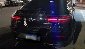 O homem dirigia uma Mercedes com giroflex ligado similar a uma viatura
