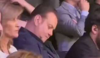 Kassab aparece supostamente cochilando durante debate