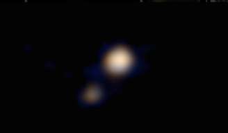 Primeira imagem em cores de Plutão e sua lua maior, Caronte, obtida pela sonda New Horizons