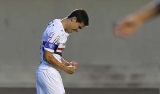 Hernanes comemora o gol do São Paulo contra o Atlético-GO, que deu a terceira vitória consecutiva no campeonato