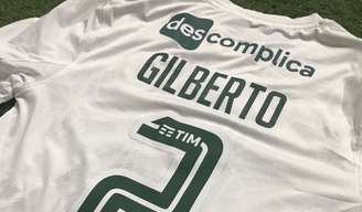 Marca da empresa aparecia na parte superior das costas da camisa (Foto: Reprodução)