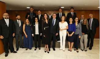 Luciana Gimenez e o presidente Jair Bolsonaro (ao centro) na foto oficial: relação amistosa