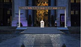 Papa Francisco fez oração na praça São Pedro vazia