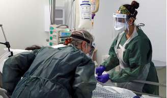 Enfermeiras monitoram paciente em hospital no Reino Unido. 22/05/2020. Reuters/Steve Parsons. 

