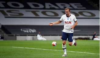 Harry Kane chegou ao décimo oitavo gol na temporada pelo Tottenham (Foto: NEIL HALL / AFP)