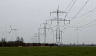Linhas de transmissão ao lado de parque eólico na Alemanha. REUTERS/Fabrizio Bensch/File Photo