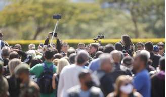 O presidente da República, Jair Bolsonaro (sem partido), sem máscara de proteção, deixa o Palácio da Alvorada, em Brasília (DF), neste domingo, 09 de maio de 2021, pilotando sua motocicleta Honda 750 durante encontro com um grupo de motoqueiros da capital federal em passeio pelo Dia das Mães. 09/05/2021