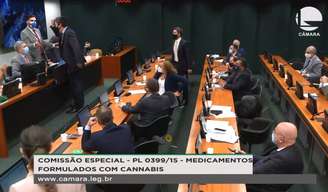 Paulo Teixeira é agredido por Diego Garcia na Câmara